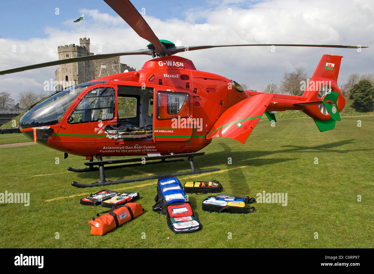 Le Pays de Galles Air Ambulance terres dans le parc du château de Cardiff, Royaume-Uni, avec certains des kit il transporte à bord. Banque D'Images