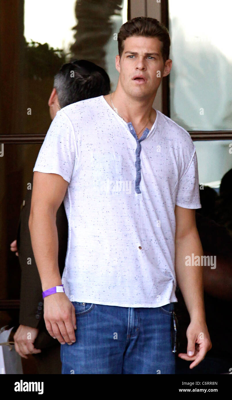 Greg Finley des stars en laissant un événement à la suite de don Montage hôtel à Beverly Hills Los Angeles, Californie - 04.06.10 Banque D'Images