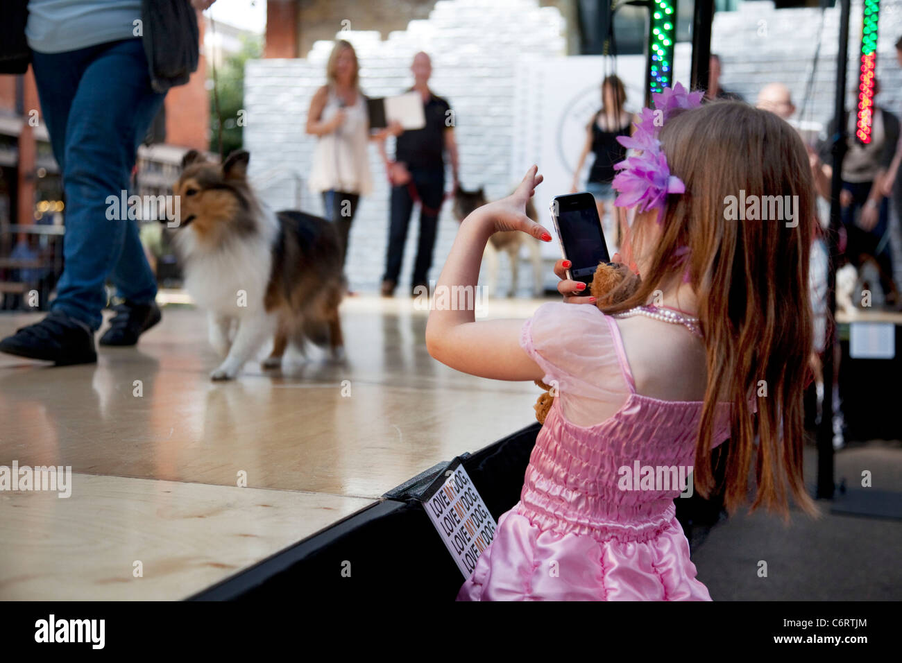 Paw Pageant dog show au Marché de Spitalfields, Londres. La population locale entrez leurs chiens dans la Shoreditch Festival Non Dog Show Banque D'Images