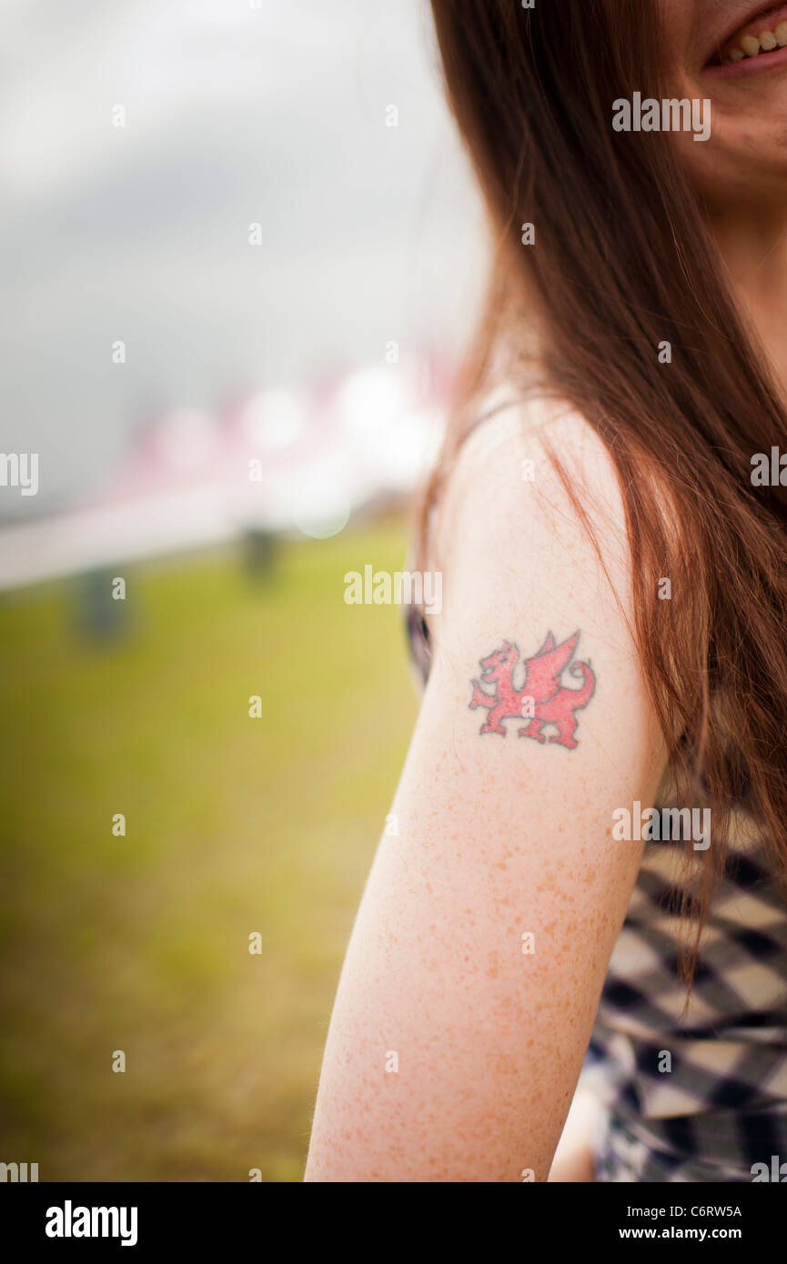 Une Femme Avec Un Tatouage De Dragon Rouge Sur Son Bras à L