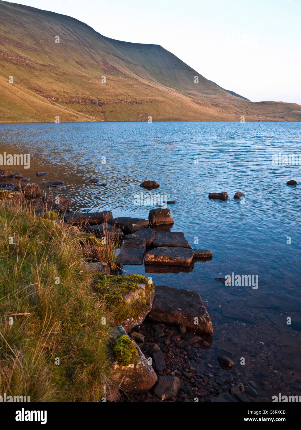 Les falaises de Fan Brycheiniog passer de l'extrémité ouest de Llyn y Fan Fawr dans la Montagne Noire domaine des Brecon Beacons Banque D'Images