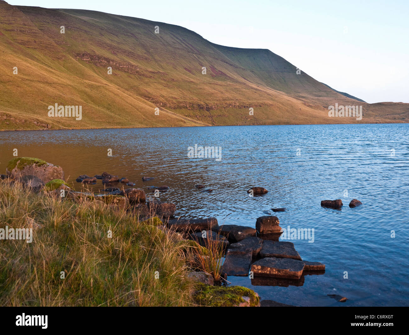 Les falaises de Fan Brycheiniog passer de l'extrémité ouest de Llyn y Fan Fawr dans la Montagne Noire domaine des Brecon Beacons Banque D'Images