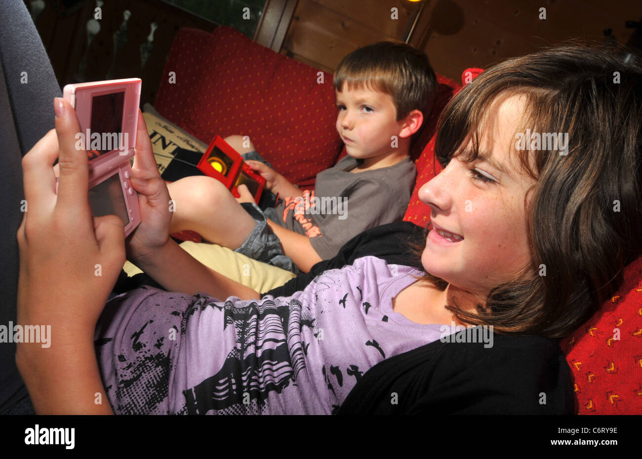 Les enfants jouer Nintendo DS lite jeu vidéo Banque D'Images