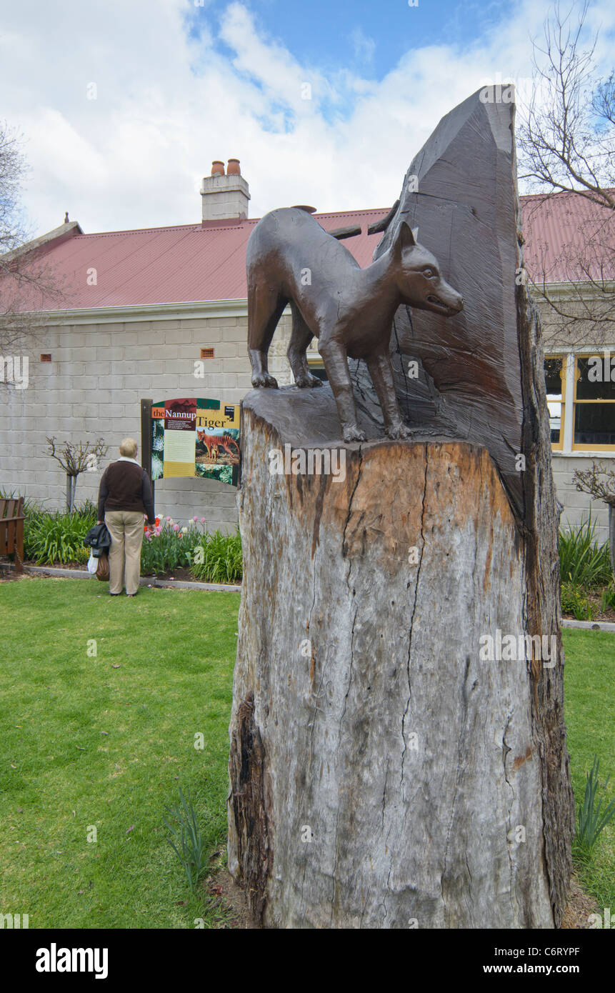 Une sculpture par Flint Edwards immortalisant la légende locale d'observations du disparu Thylacine dans l'ouest de l'Australie, Nannup Banque D'Images