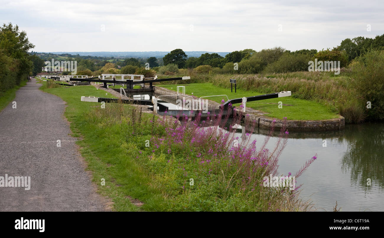 Partie du vol de 29 écluses à Caen Hill sur le Kennet and Avon Canal entre rowde devizes wiltshire et uk Banque D'Images