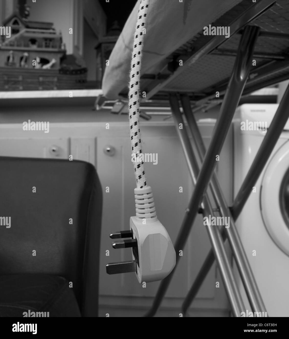 Un bouchon accroché forment une table à repasser dangereux danger Banque D'Images