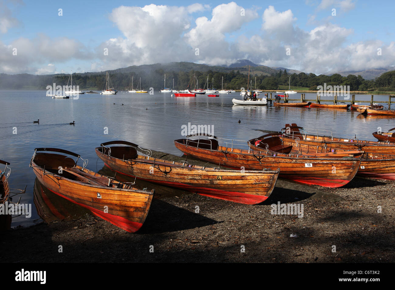 [Barques] et [yachts] dans le soleil du matin sur le lac Windermere] [de la Bowness-on-Windermere dans le Lake District [anglais] Banque D'Images