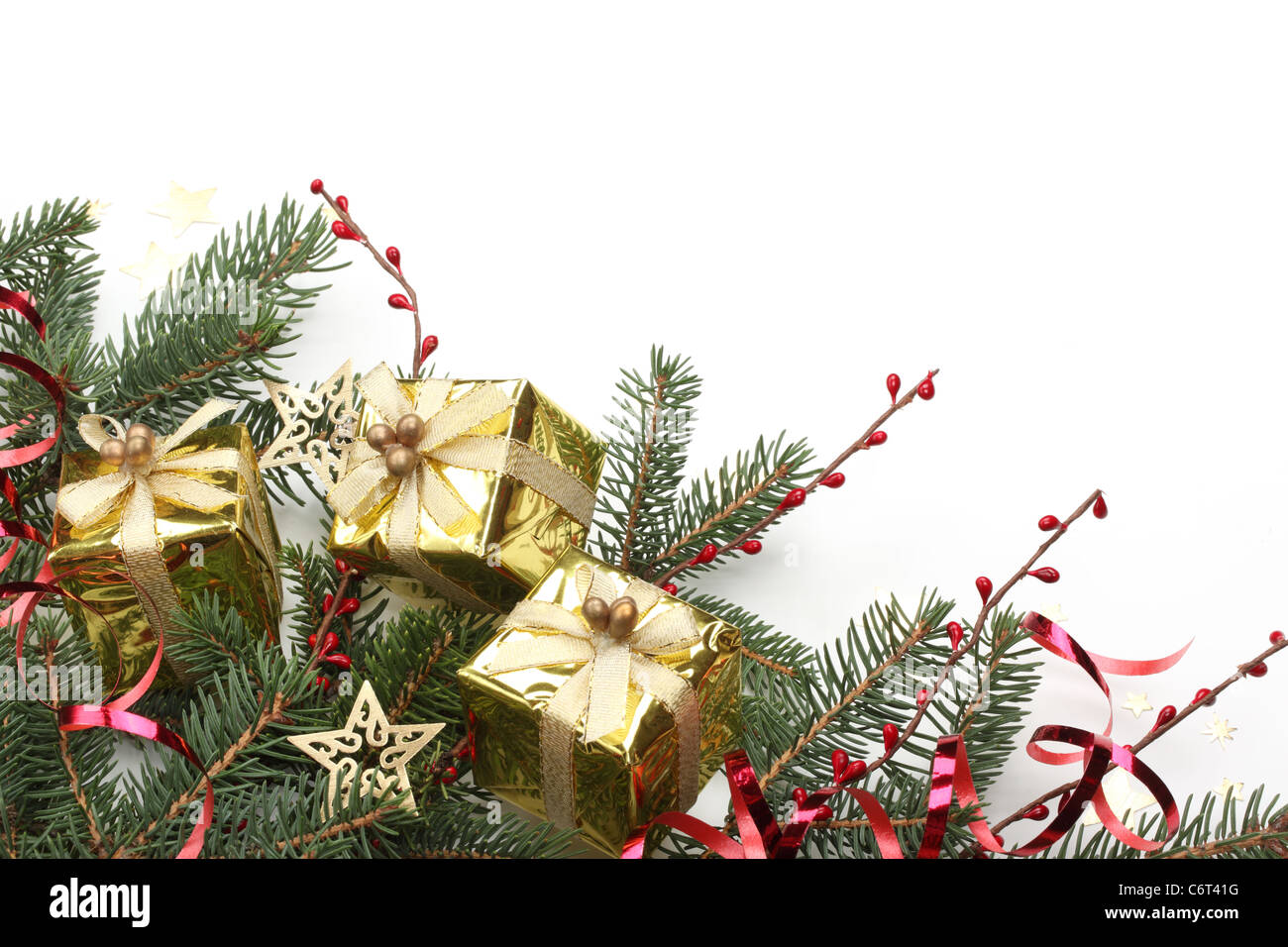 Cadeaux de Noël et des branches de pins sur fond blanc Banque D'Images