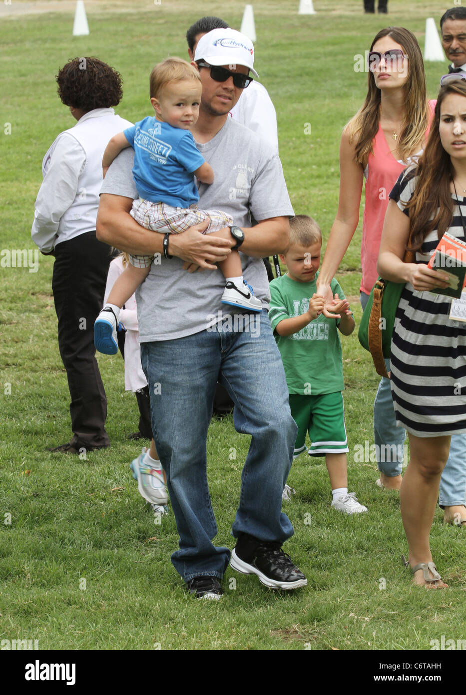Mark Wahlberg Et Sa Femme Rhea Durham Et Et Leurs Enfants A La Elizabeth Glaser Celebrity Carnaval De Santa Monica Ca Photo Stock Alamy
