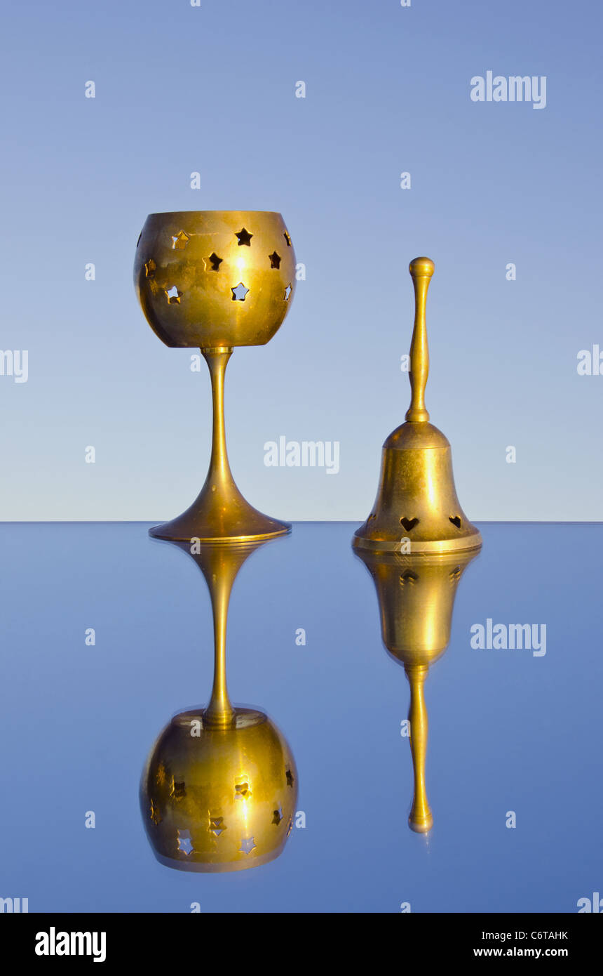 Deux objets en laiton sur le miroir et le ciel Banque D'Images