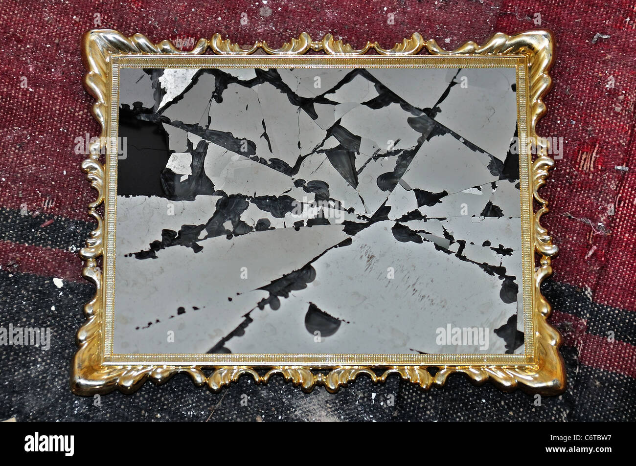 Cadre photo Doré antique de verre brisé sur fond de chiffon sale. Banque D'Images