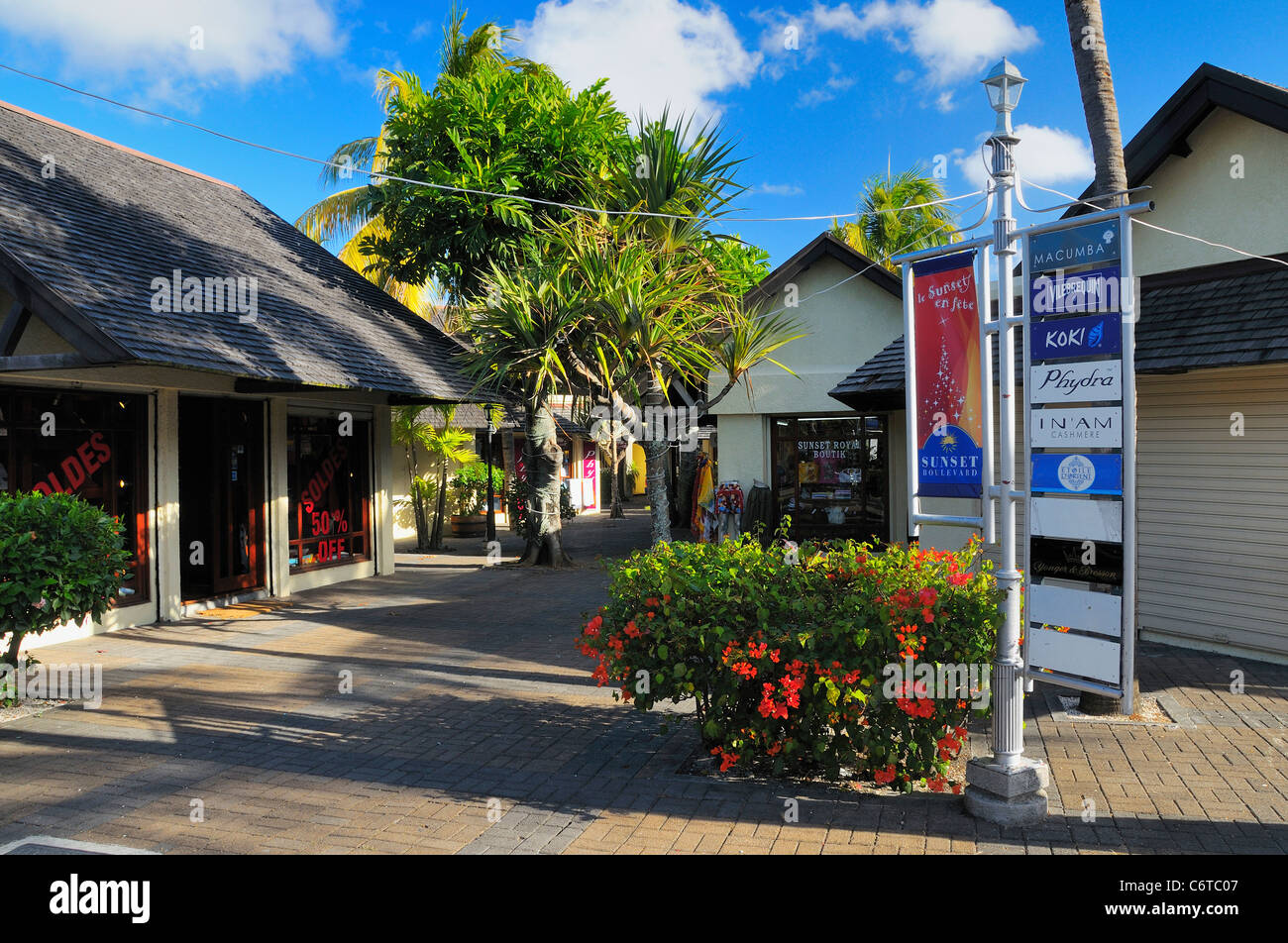 Le Sunset Boulevard extérieur avec boutiques mal à Grand Baie, Rivière du Rempart, Ile Maurice Banque D'Images