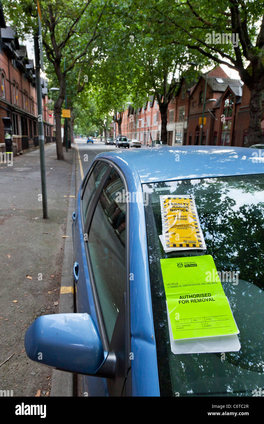 Ticket de parking sur une voiture bleue Nottingham England uk gb eu Europe Banque D'Images