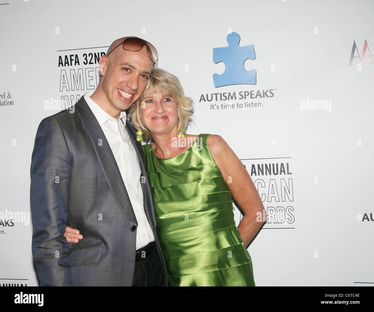 Robert Verdi et vice-président des Relations avec l'industrie AAFA Mary R. Howell lors de la 32e remise des Prix AAFA-américain de droit annuel parrainé Banque D'Images