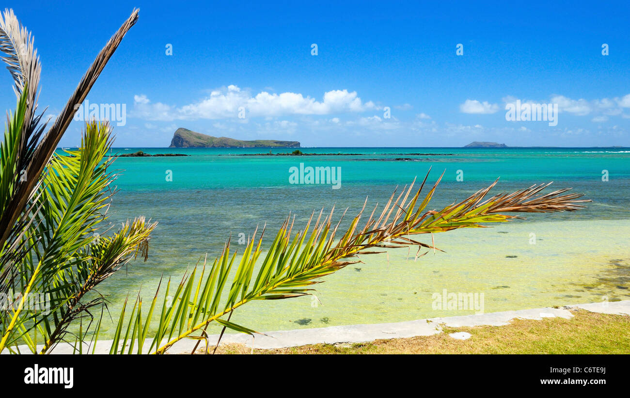 Vue vers l'île de Coin de Mire de la rive à Cap Malheureux, Rivière du Rempart, Ile Maurice. Banque D'Images