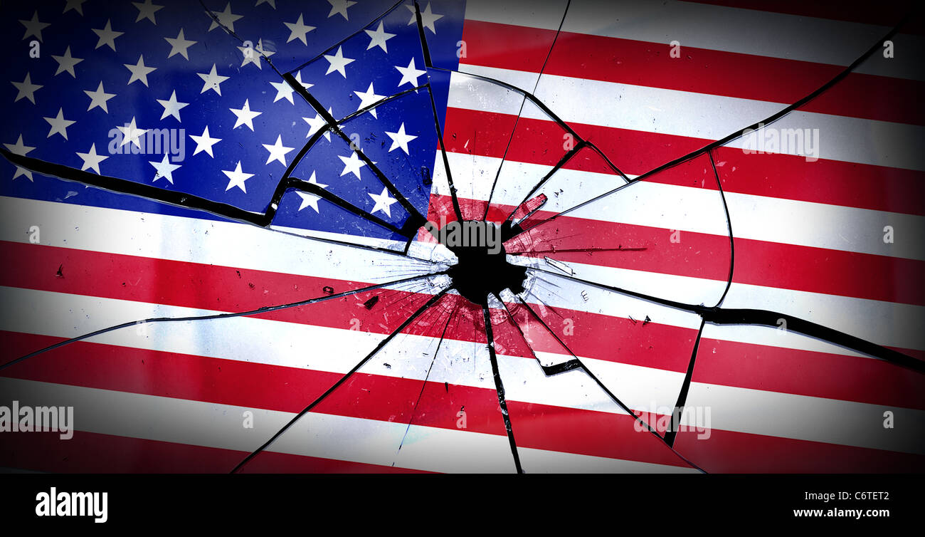 Les Stars and Stripes brisé comme si elle était faite de verre. Voir mes autres images pour plus brisé et jigsaw drapeaux et monnaies. Banque D'Images