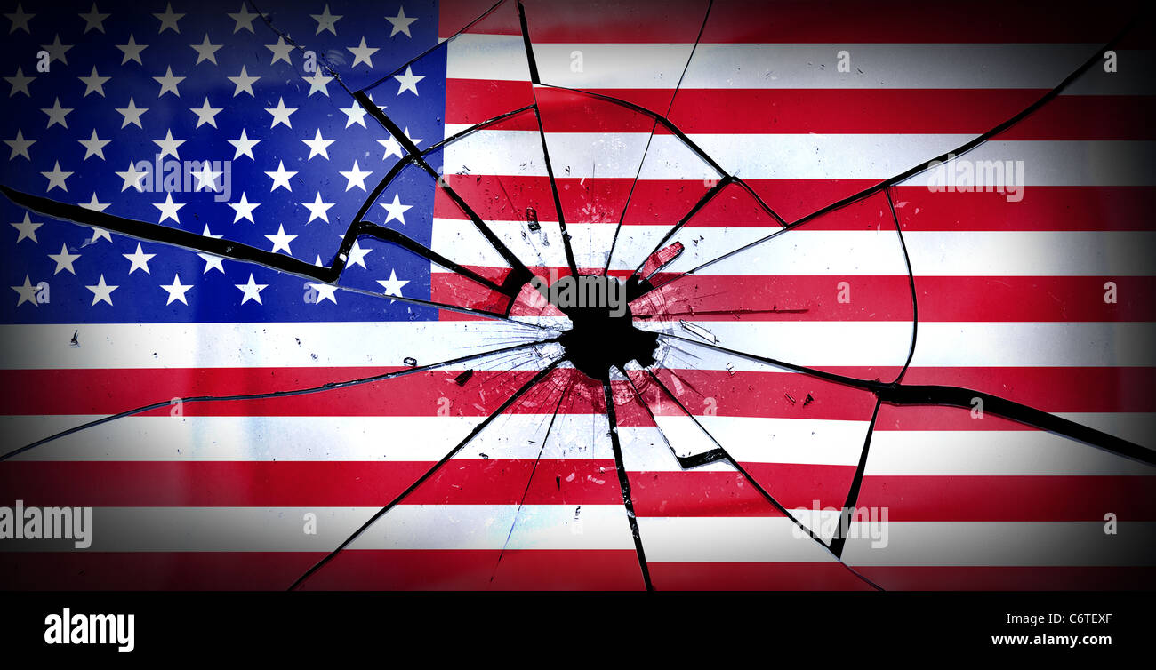 Les Stars and Stripes brisé comme si elle était faite de verre. Voir mes autres images pour plus brisé et jigsaw drapeaux et monnaies. Banque D'Images