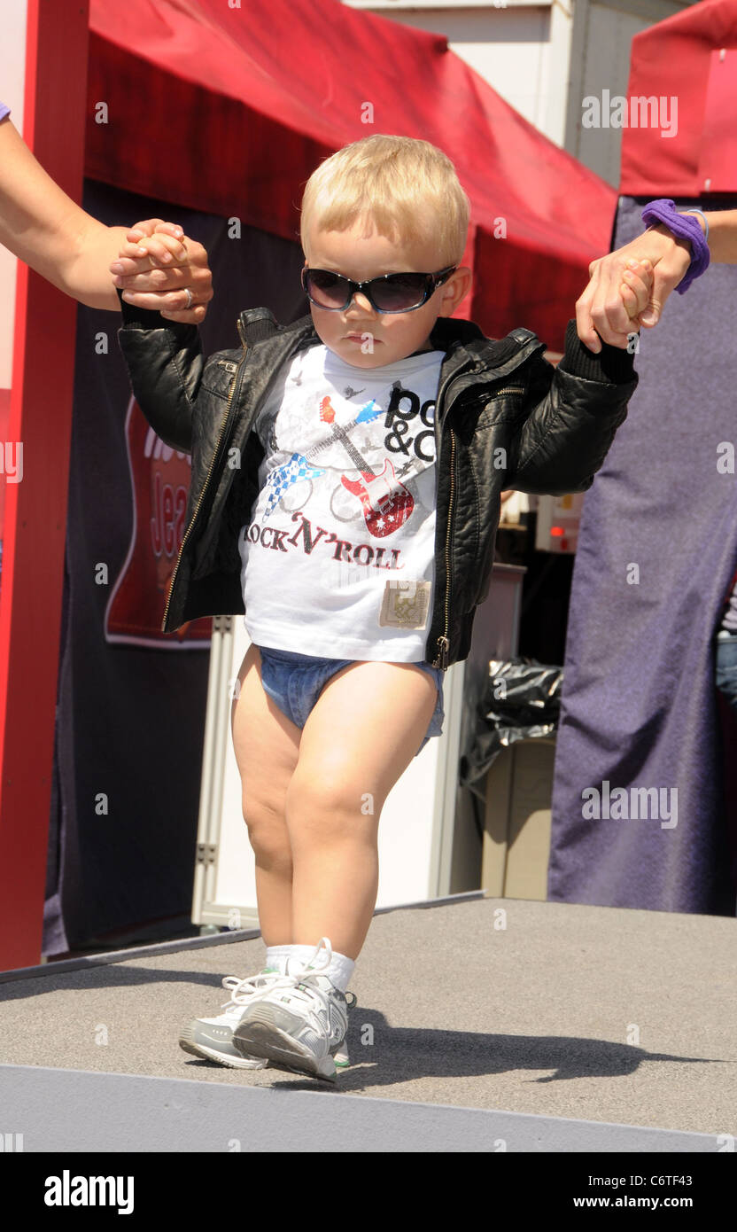 Un jeune enfant de Huggies couches modèles Denim Rebecca Romijn accueille  un défilé de mode pour bébé couches Huggies Denim à Union Square Photo  Stock - Alamy