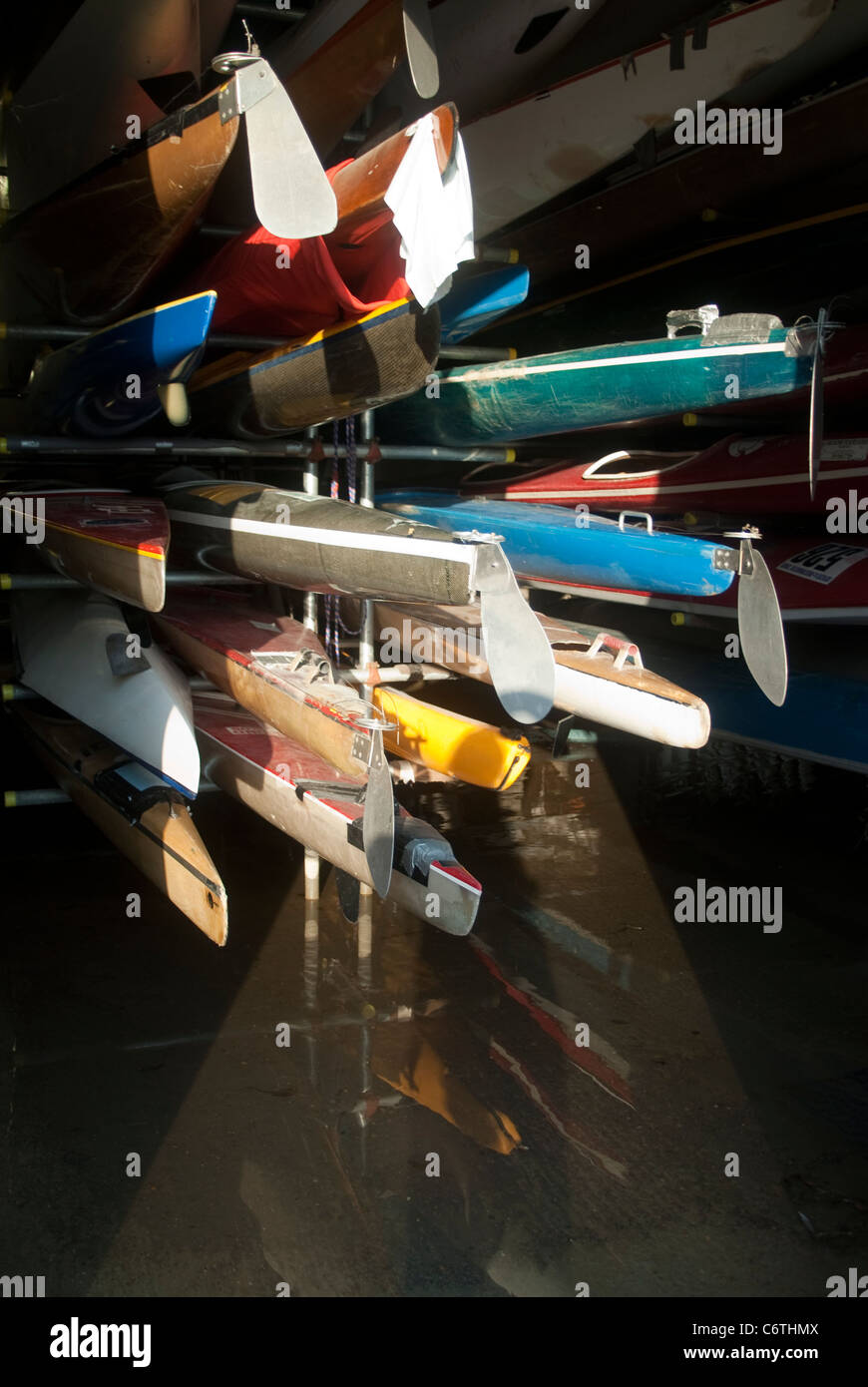 Canots et kayaks dans un hangar à Richmond, Londres Banque D'Images
