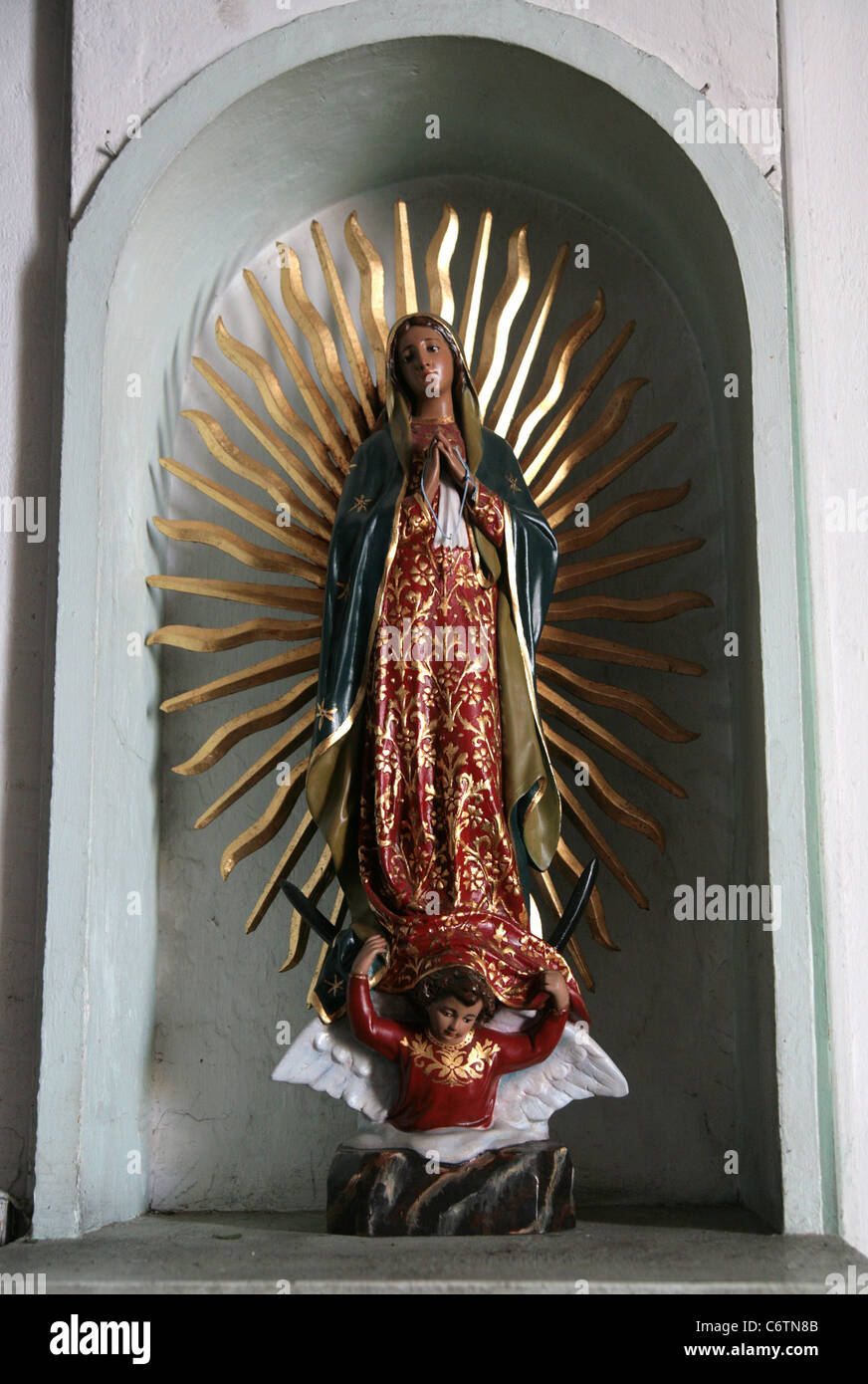 Image chrétienne de Notre Dame de Guadalupe dans une église panaméenne. Banque D'Images