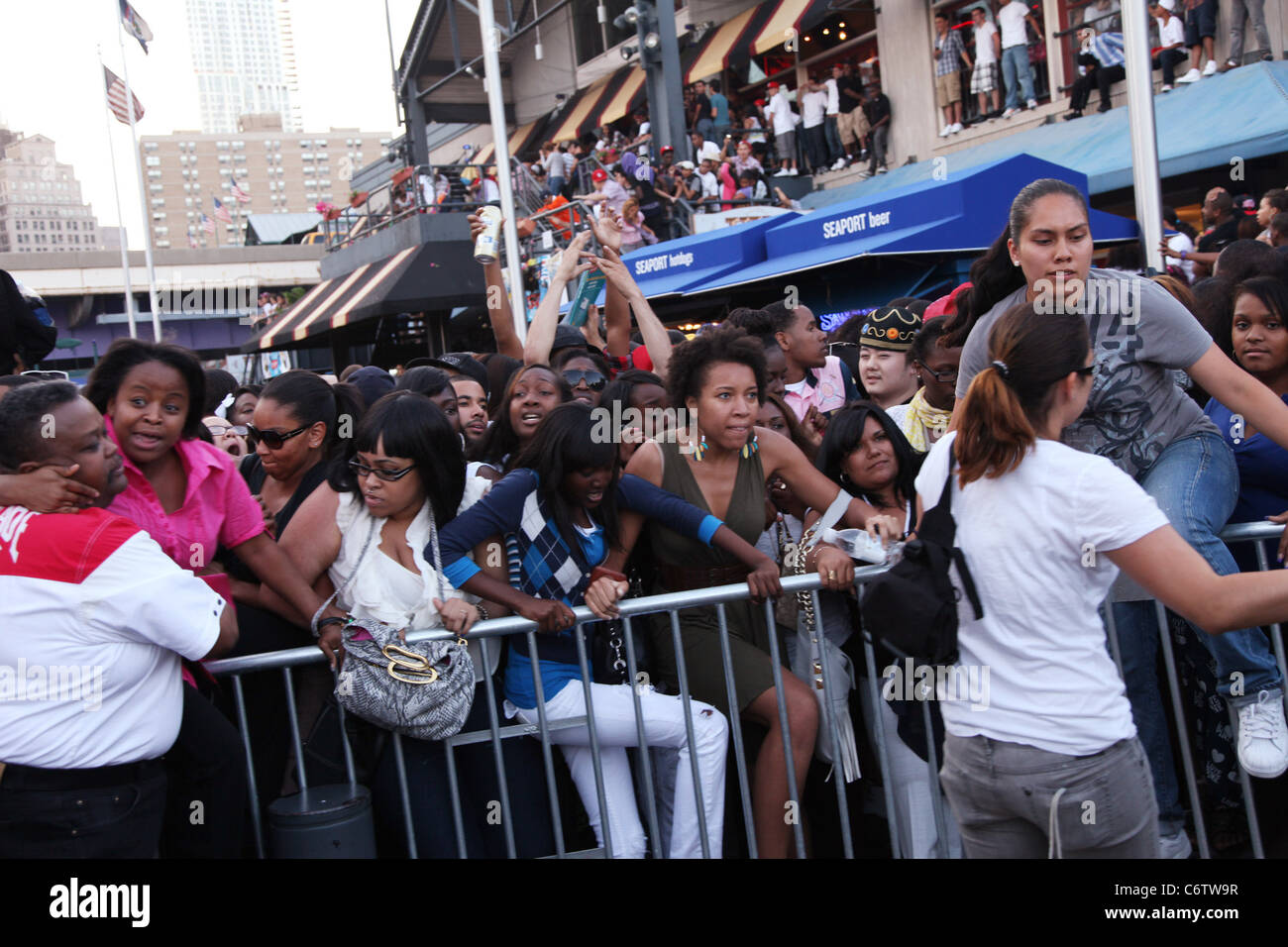 Fans get rowdy «sons comme papier" au South Street Seaport New York City, USA - 15.06.10 JG Banque D'Images