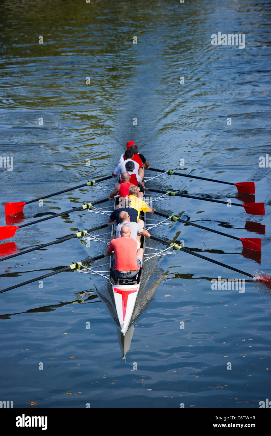 Le sport aviron avec équipage de huit et de Cox sur la rivière Cam à Cambridge. Banque D'Images