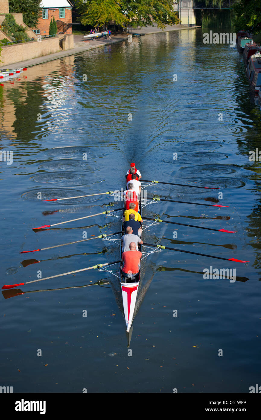 Le sport aviron avec équipage de huit et de Cox sur la rivière Cam à Cambridge. Banque D'Images