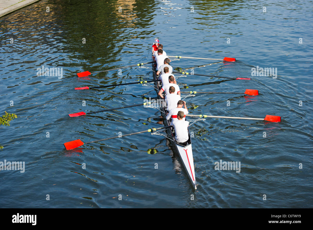 Le sport aviron avec équipage de huit et de Cox sur la rivière Cam à Cambridge. Banque D'Images