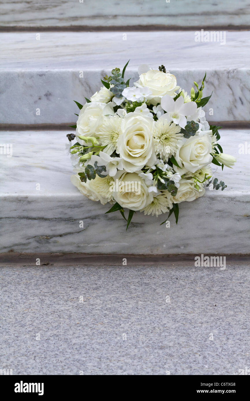 Un magnifique bouquet de mariage de roses blanches d’un fleuriste vu de dessus, images photos à vendre sur Alamy, format vertical en Ohio USA US, haute résolution Banque D'Images