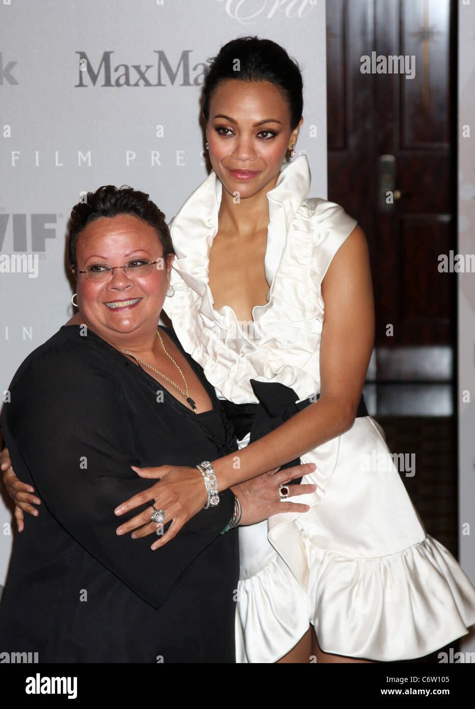 Asalia nazario et sa fille zoe saldana 2010 crystal lucy awards Banque