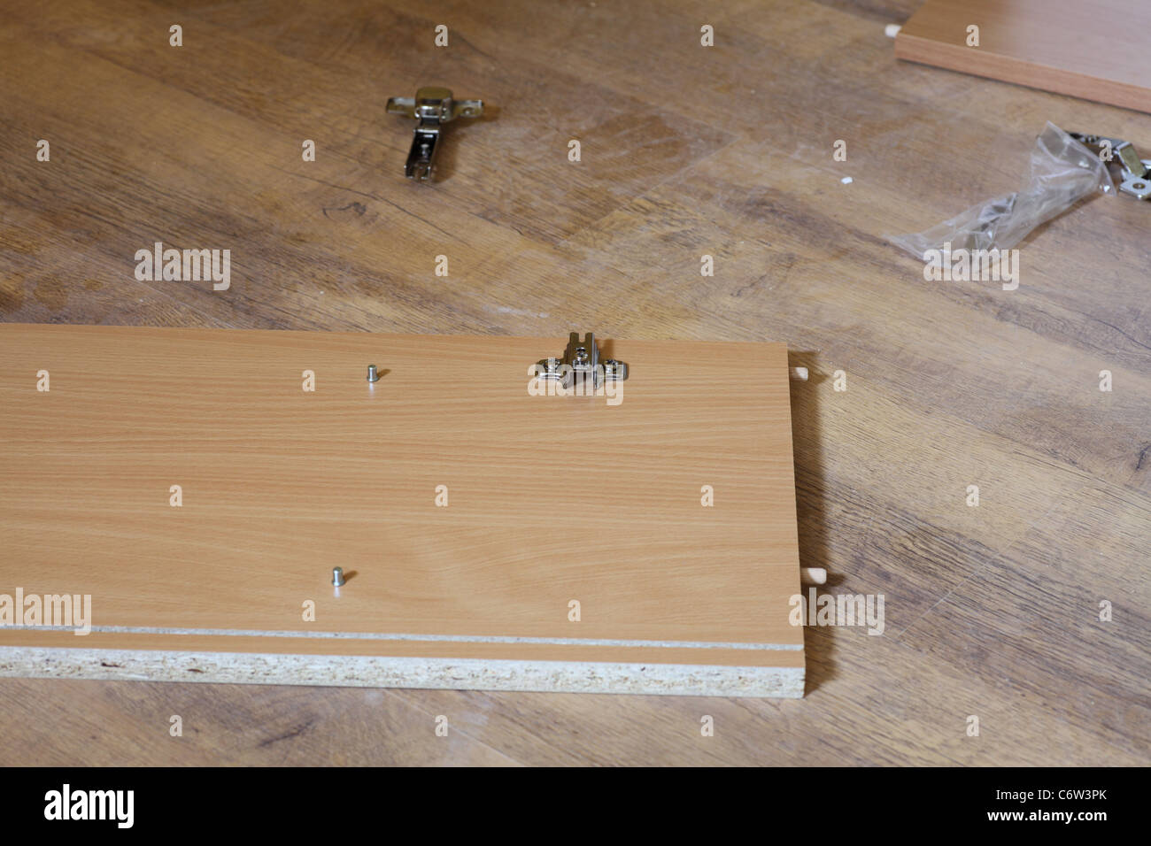 Réorganiser les meubles d'auto-assemblage en bois - en personne Banque D'Images Réorganiser les meubles d'auto-assemblage en bois - en personne Banque D'Images