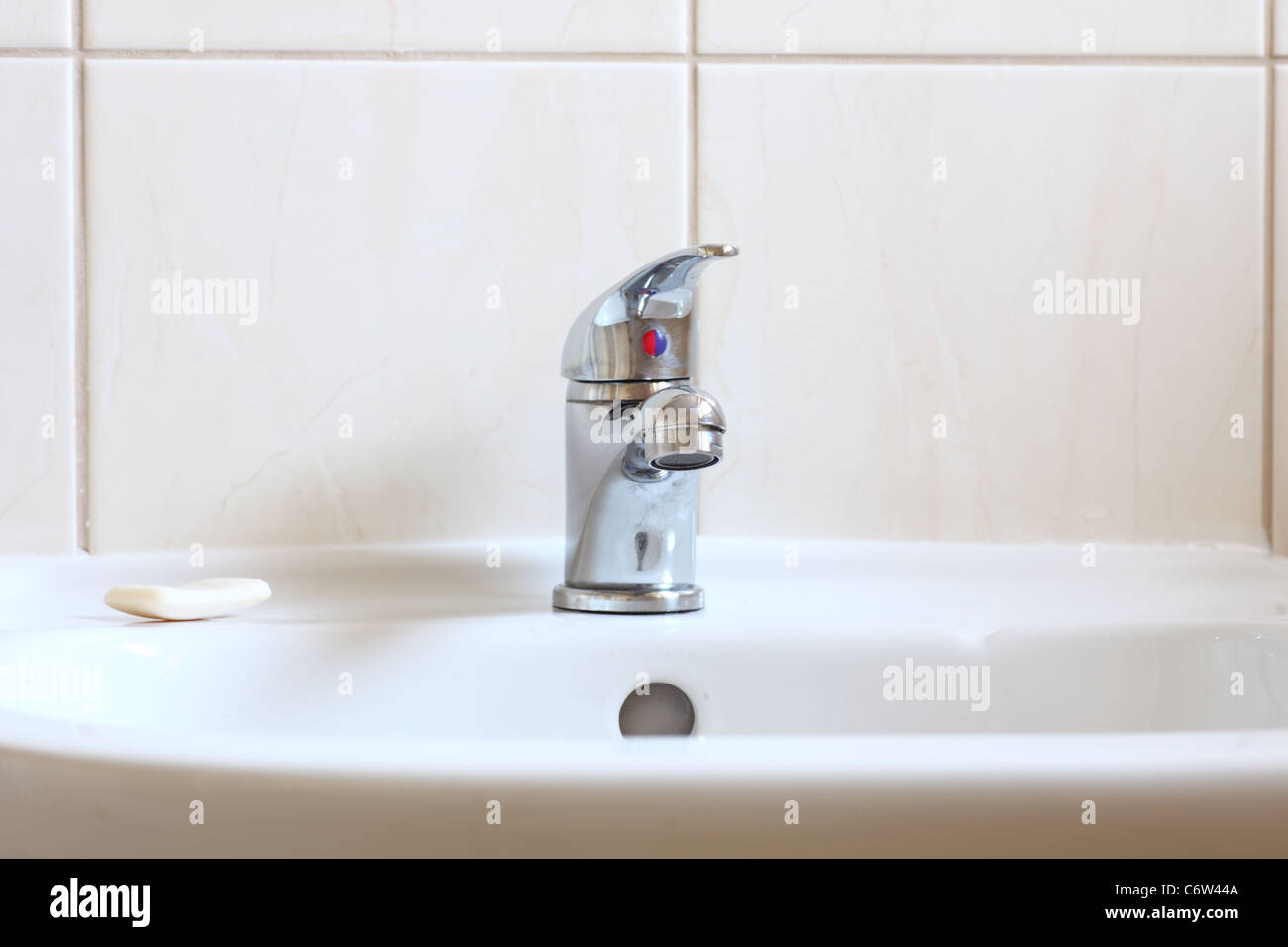 Intérieur salle de bains avec lavabo et robinet blanc - robinet mélangeur Banque D'Images Intérieur salle de bains avec lavabo et robinet blanc - robinet mélangeur Banque D'Images