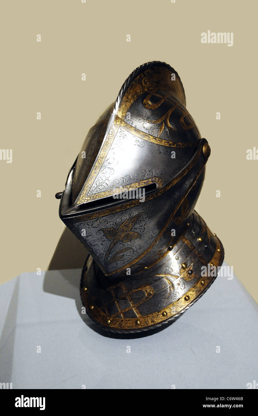 Casque chevalier médiéval- une pièce d'armure au Metropolitan Museum of  Art, New York USA Photo Stock - Alamy