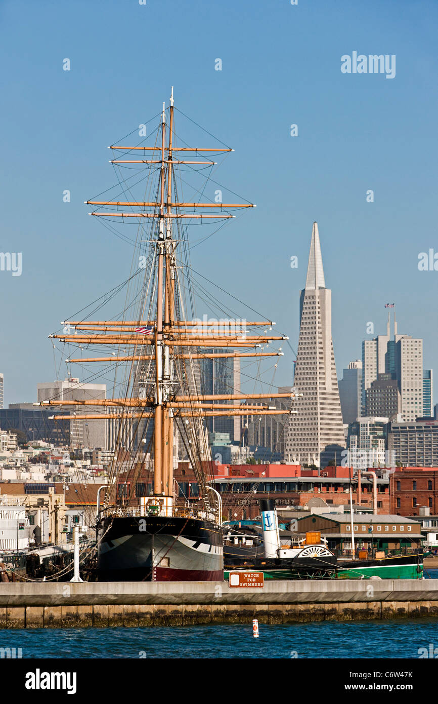 Horizon de San Francisco à partir de la baie de San Francisco avec le '1886' Balclutha voilier gréé en carré avant-plan. JMH5182 Banque D'Images