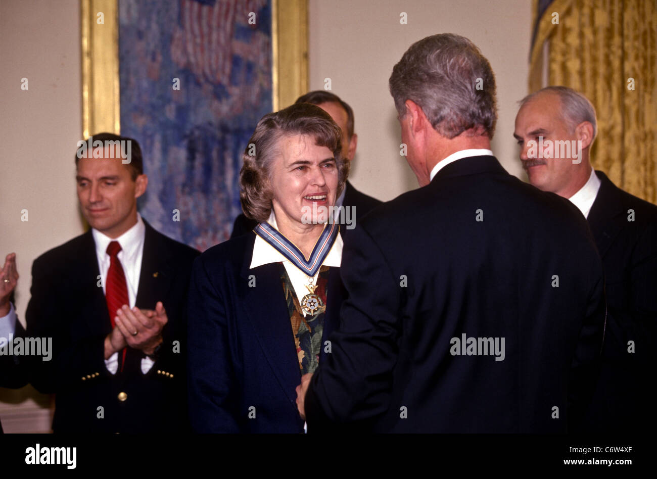 Le président Bill Clinton l'astronaute Shannon Lucid prix de la médaille d'honneur de l'espace du Congrès à la Maison Blanche Banque D'Images