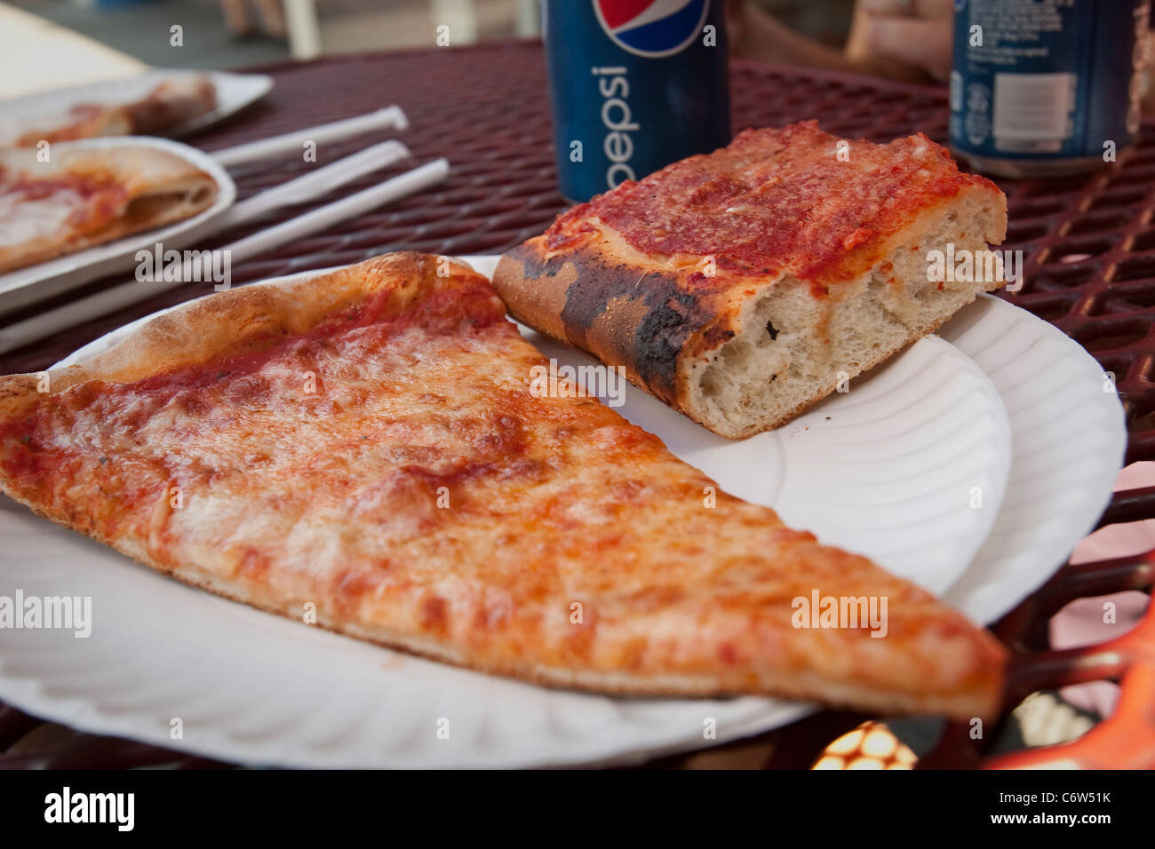 New York coupe régulière et une pizza napolitaine à Spumoni Garderns Square dans le quartier de Brooklyn à New York Banque D'Images