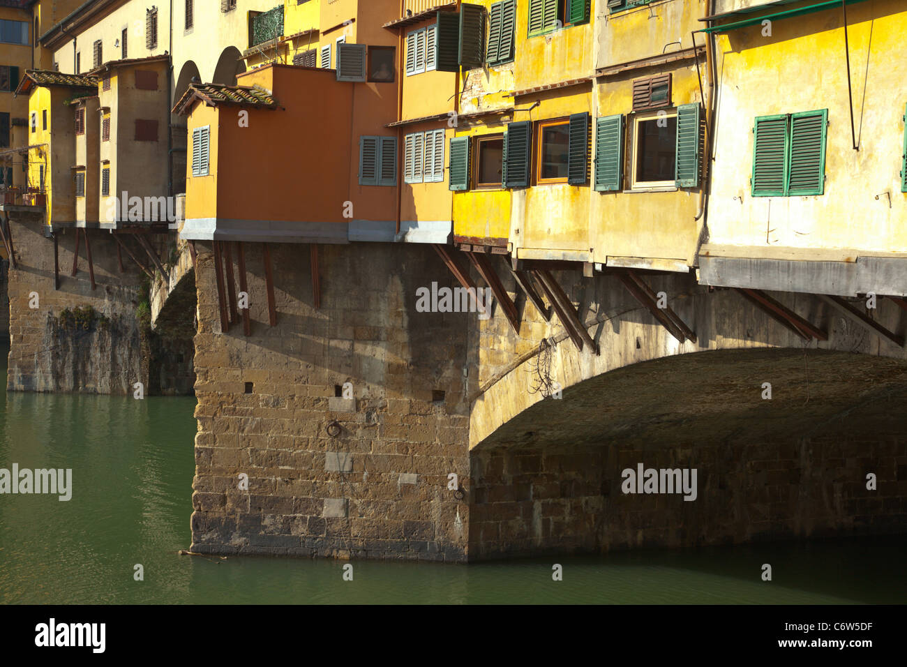Le Ponte Vecchio traversant l'Arno à Florence Italie. Banque D'Images
