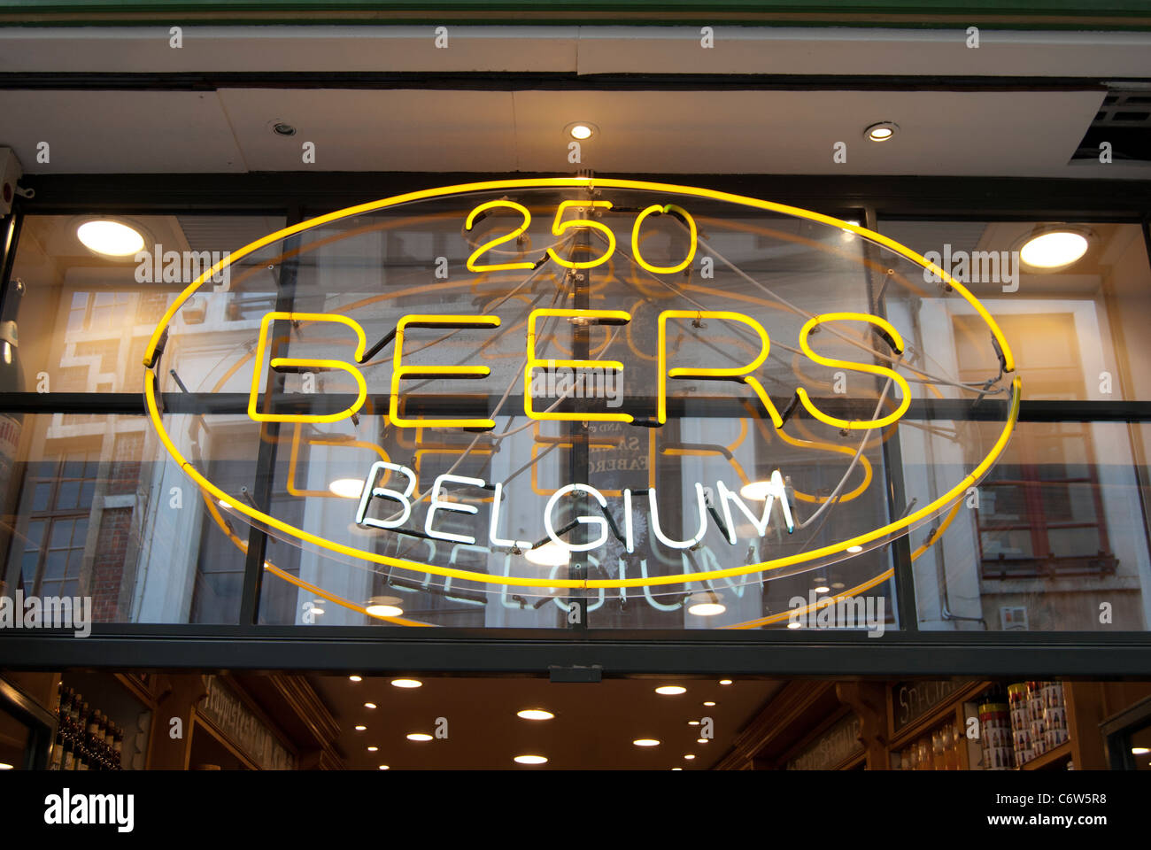 La bière belge La Boutique Sign, Bruxelles Banque D'Images