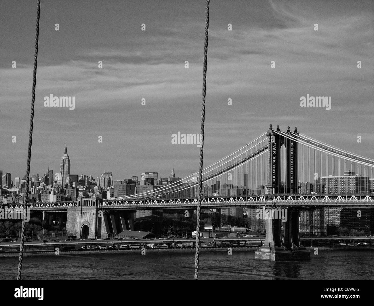 BROOKLYN, NY - mars 1 : Pont de Manhattan et le New York City skyline vu par des câbles du pont de Brooklyn, 2011. B&W Banque D'Images