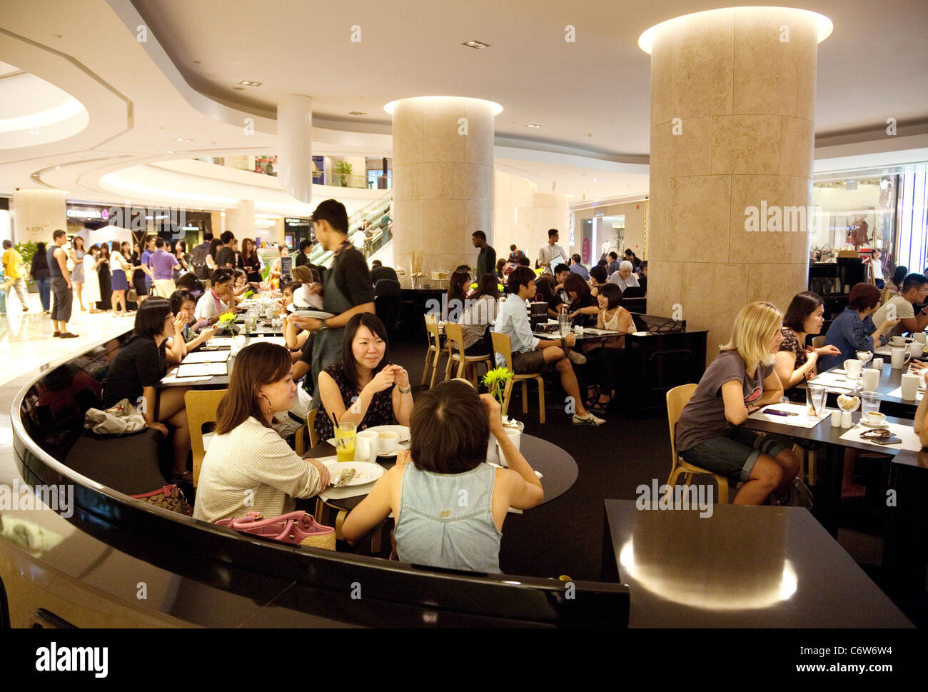 Scène dans un restaurant dans le centre commercial Ion Orchard Road, Singapore, asia Banque D'Images