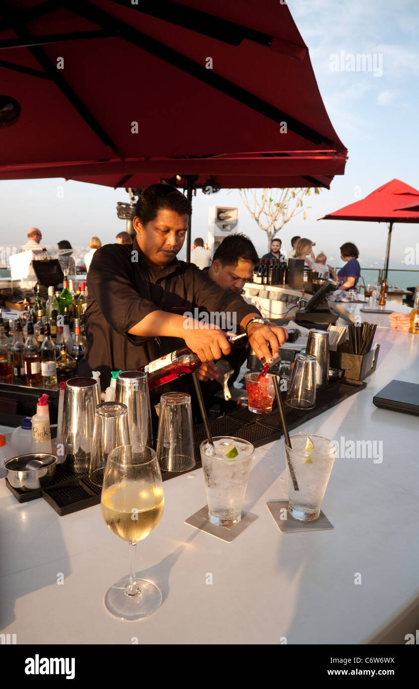 Des cocktails au bar du restaurant Ku de Ta sur le skypark en haut de la Marina Bay Sands Hotel Singapour Banque D'Images