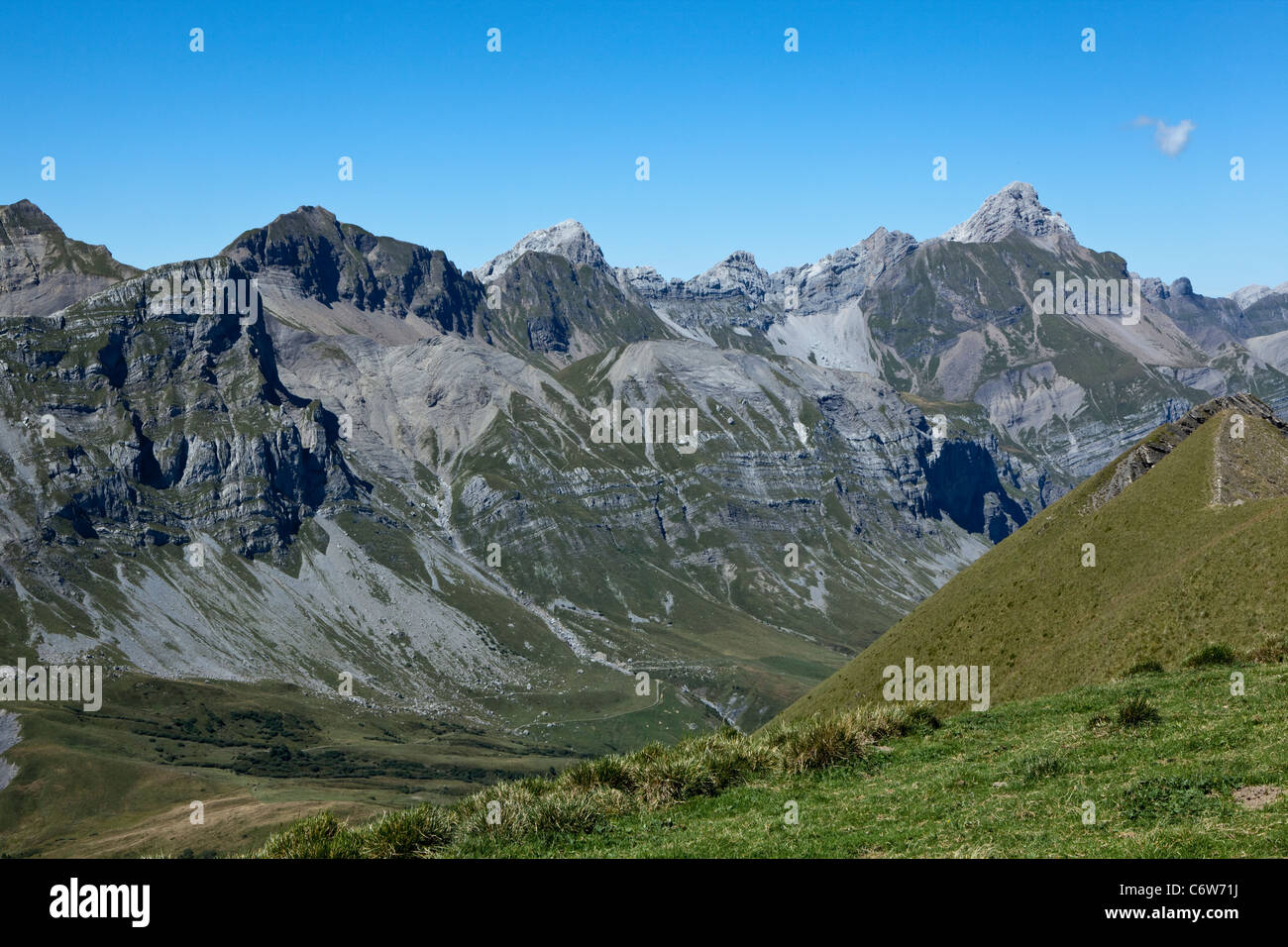 La chaîne de Les Aravis dans les Alpes françaises,La Pointe percée sur le coin supérieur droit Banque D'Images