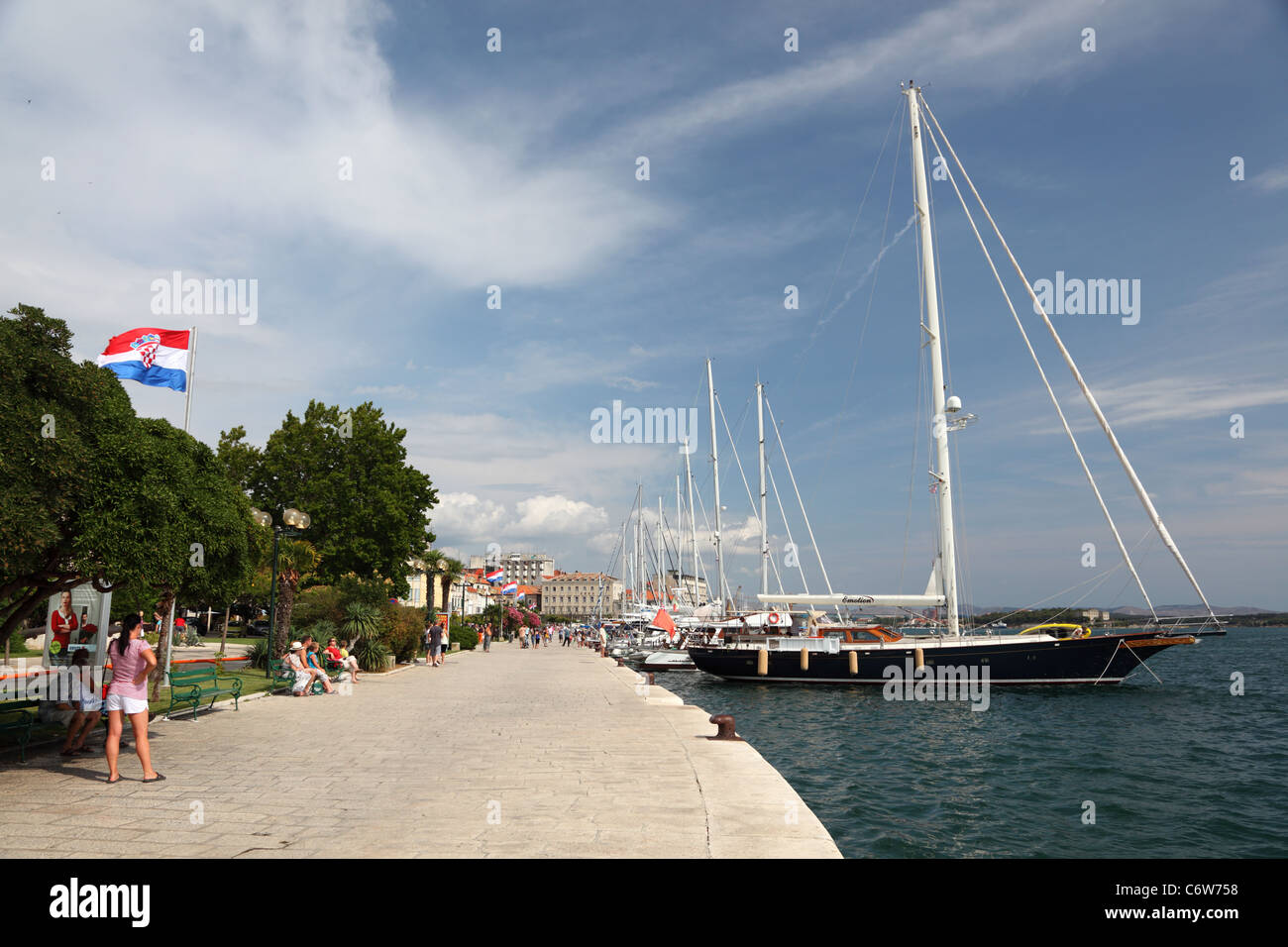 Promenade dans la ville croate de Sibenik. Banque D'Images
