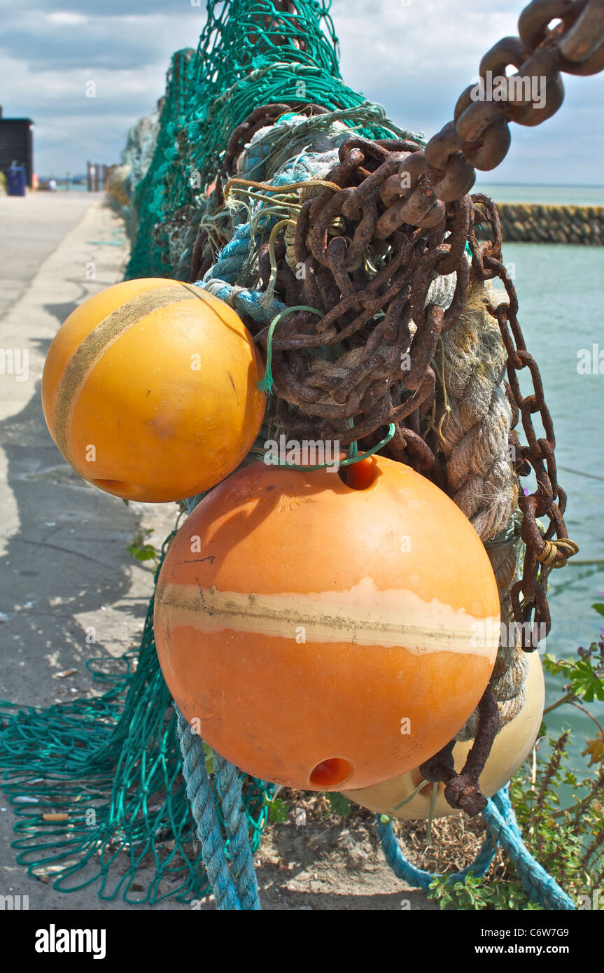 Bouées dans le port de Folkestone Banque D'Images