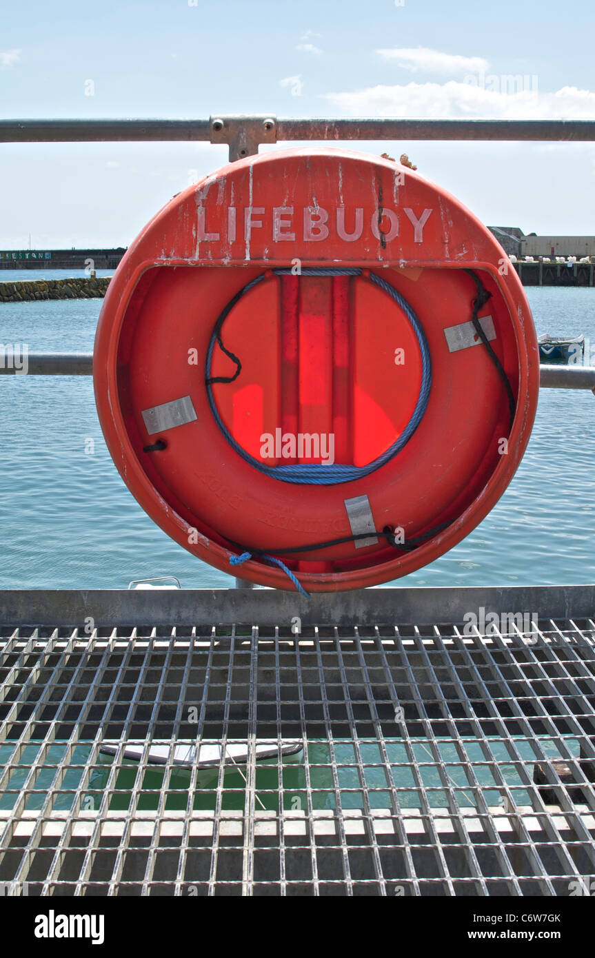 Une bouée dans Folkeestone Harbour Banque D'Images