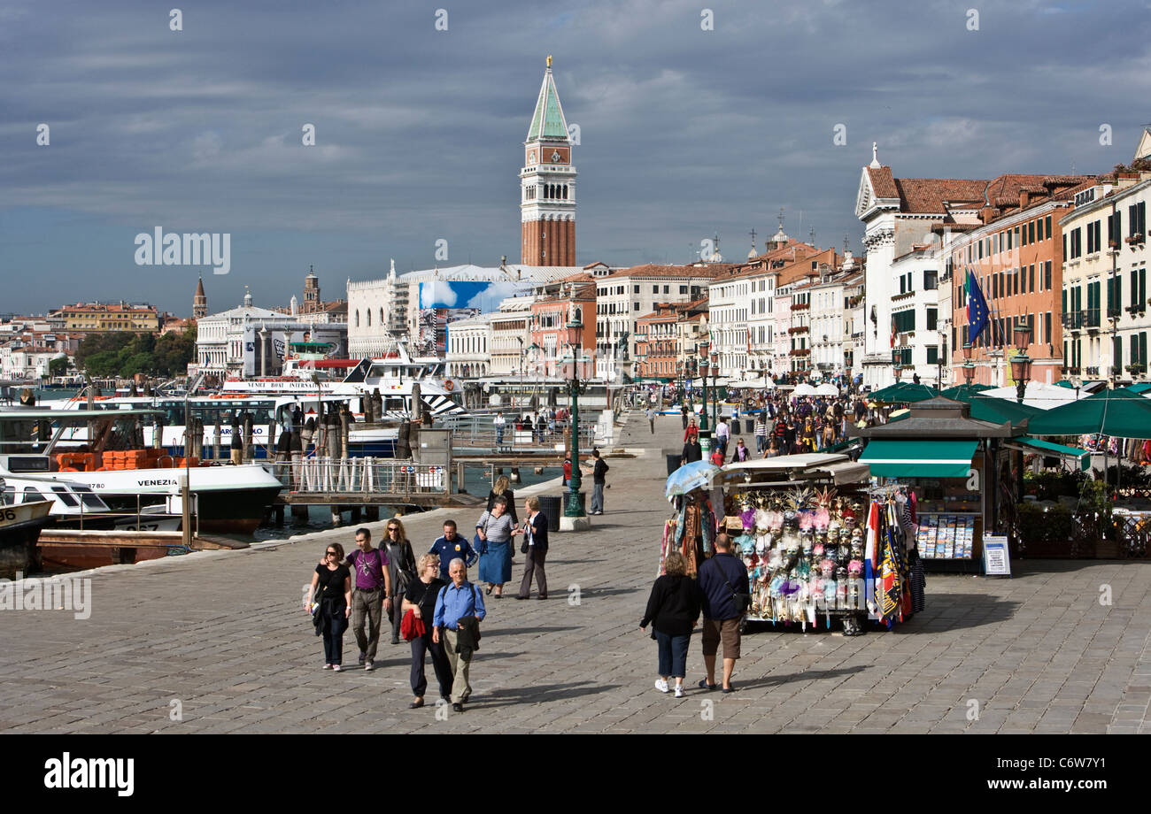 Les touristes se promener passé est souvenir sur la promenade le long du Canale di San Marco à Venise Banque D'Images