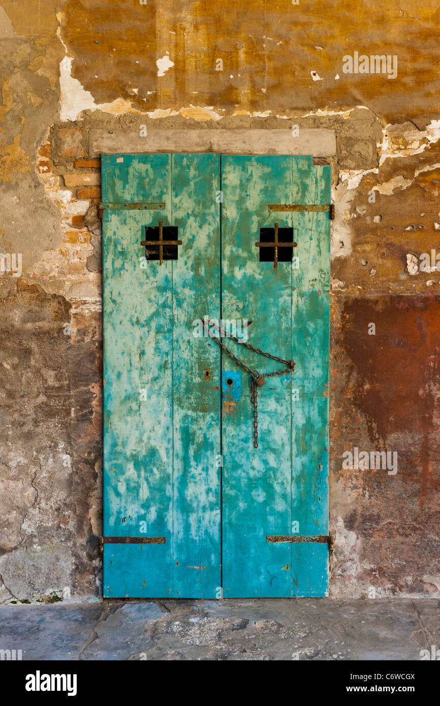 Dans la Cour, porte du Palais patriarcal, San Pietro di Castello, Venise Banque D'Images