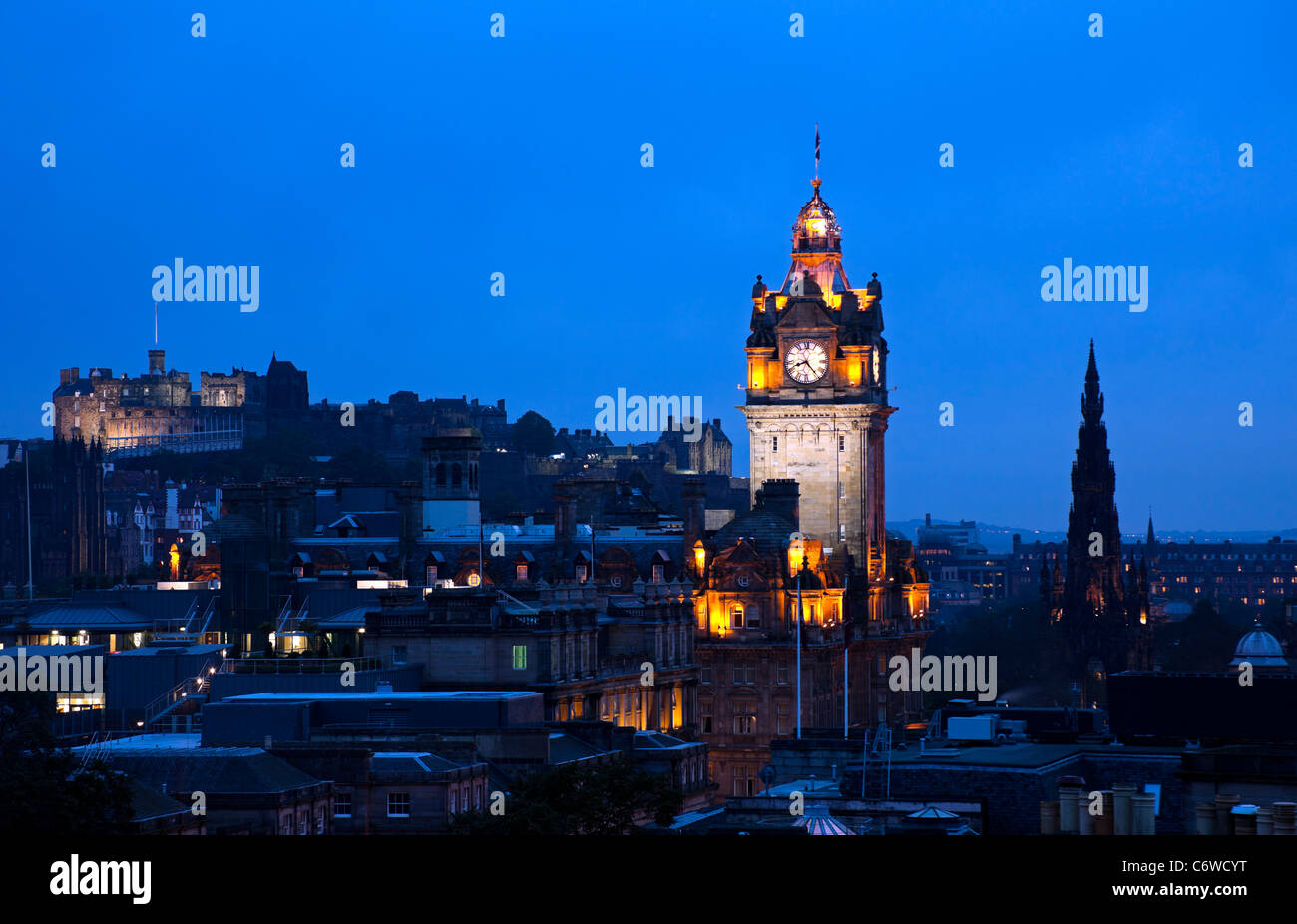 Le centre-ville d'édimbourg skyline at Dusk avec Balmoral Hôtel lumineux et le Château Banque D'Images