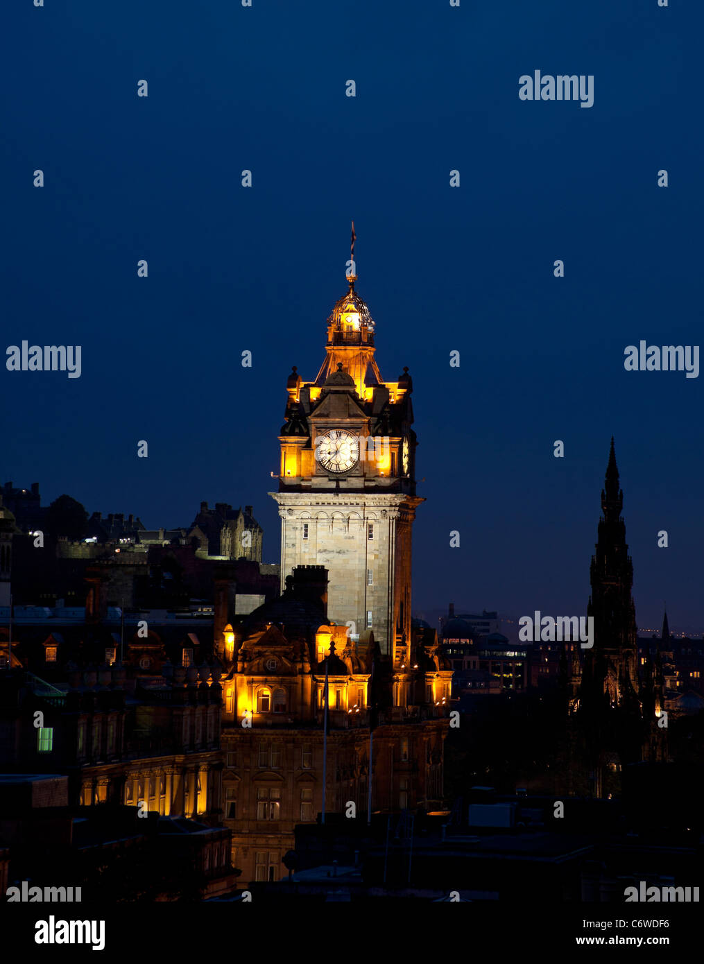 Le centre-ville d'édimbourg skyline at Dusk avec Balmoral Hôtel lumineux et le Château Banque D'Images