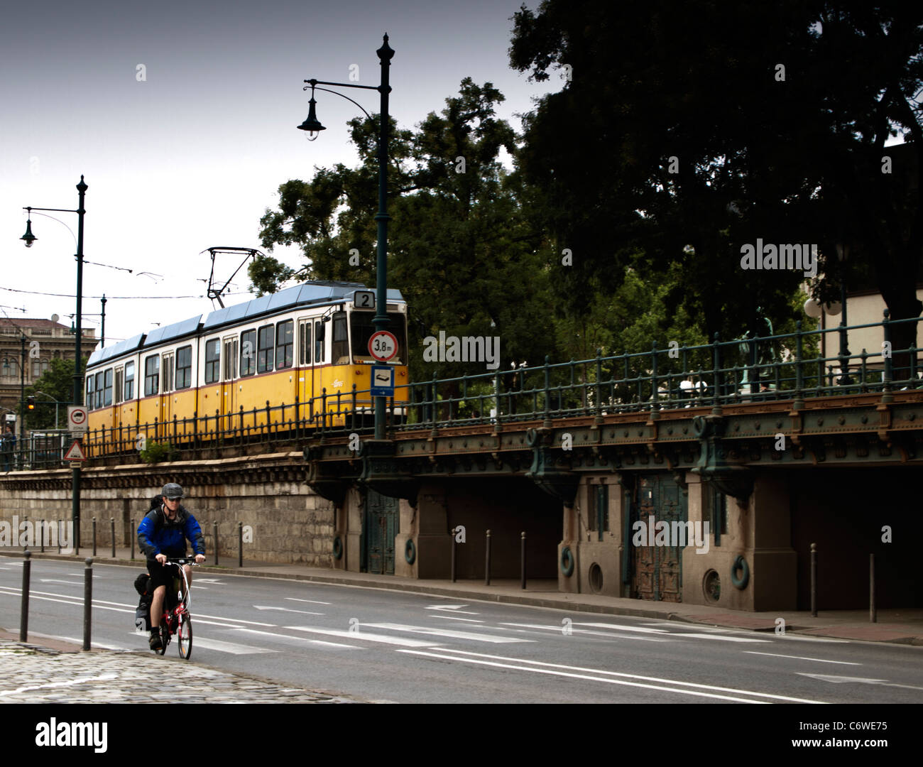 Le tram et les cyclistes à Budapest, Hongrie Banque D'Images